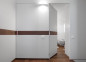 Preview: Zwei Drehflügeltüren Eclisse Plano EF mit Holzdekor in weiße Wand integriert